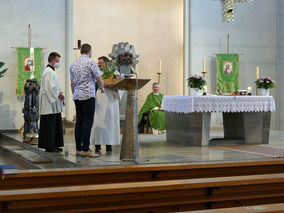 Heilige Messe mit Pfarrer Martin Fischer und Diakon Alexander von Rüden (Foto: Karl-Franz Thiede)